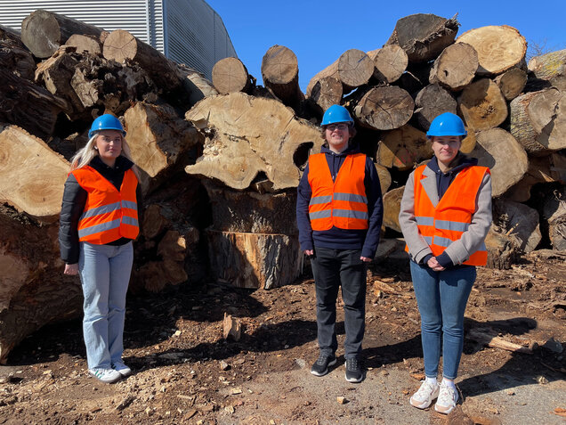 Azubis im Frachthafen