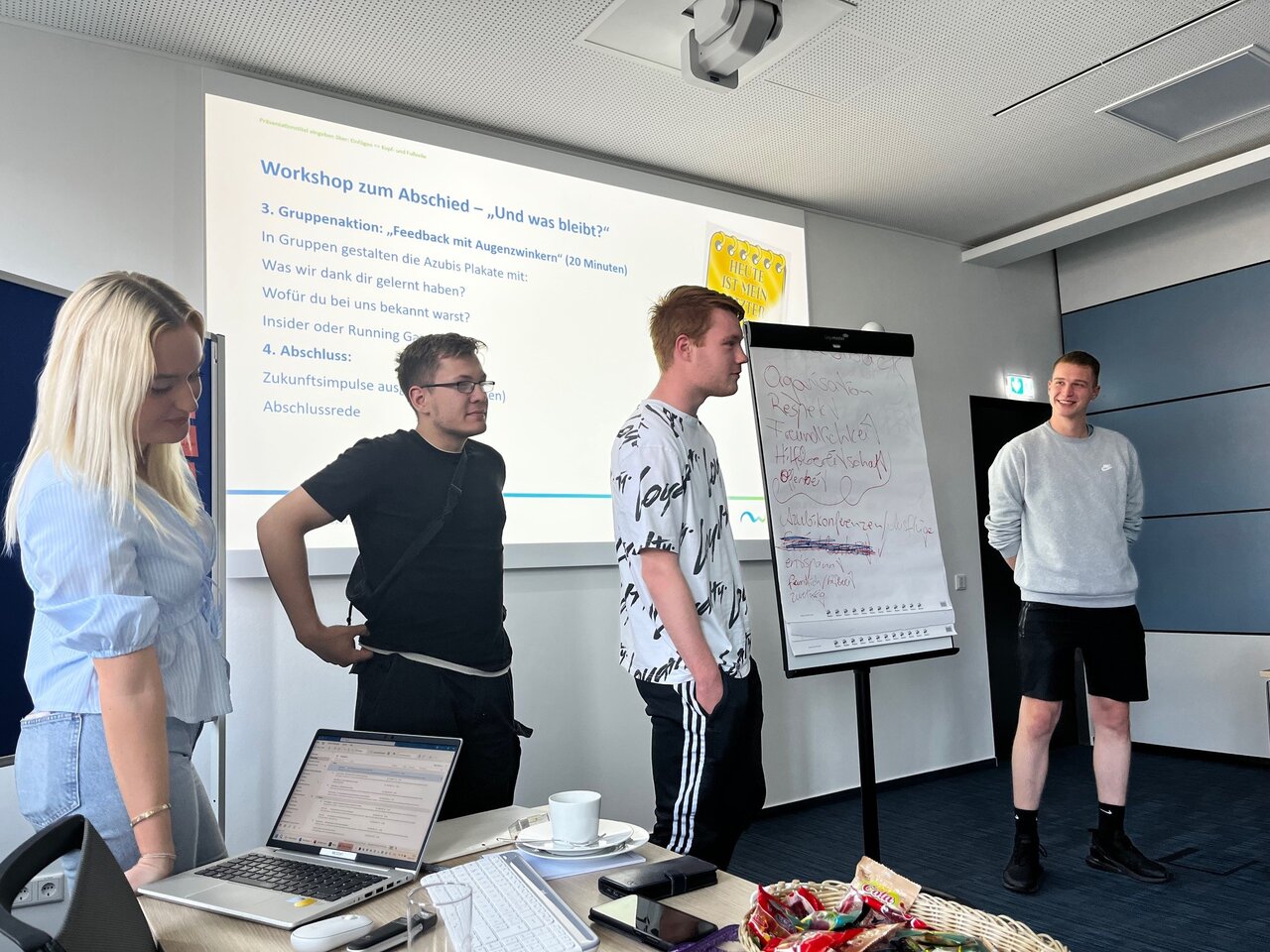 Azubis halten Präsentation