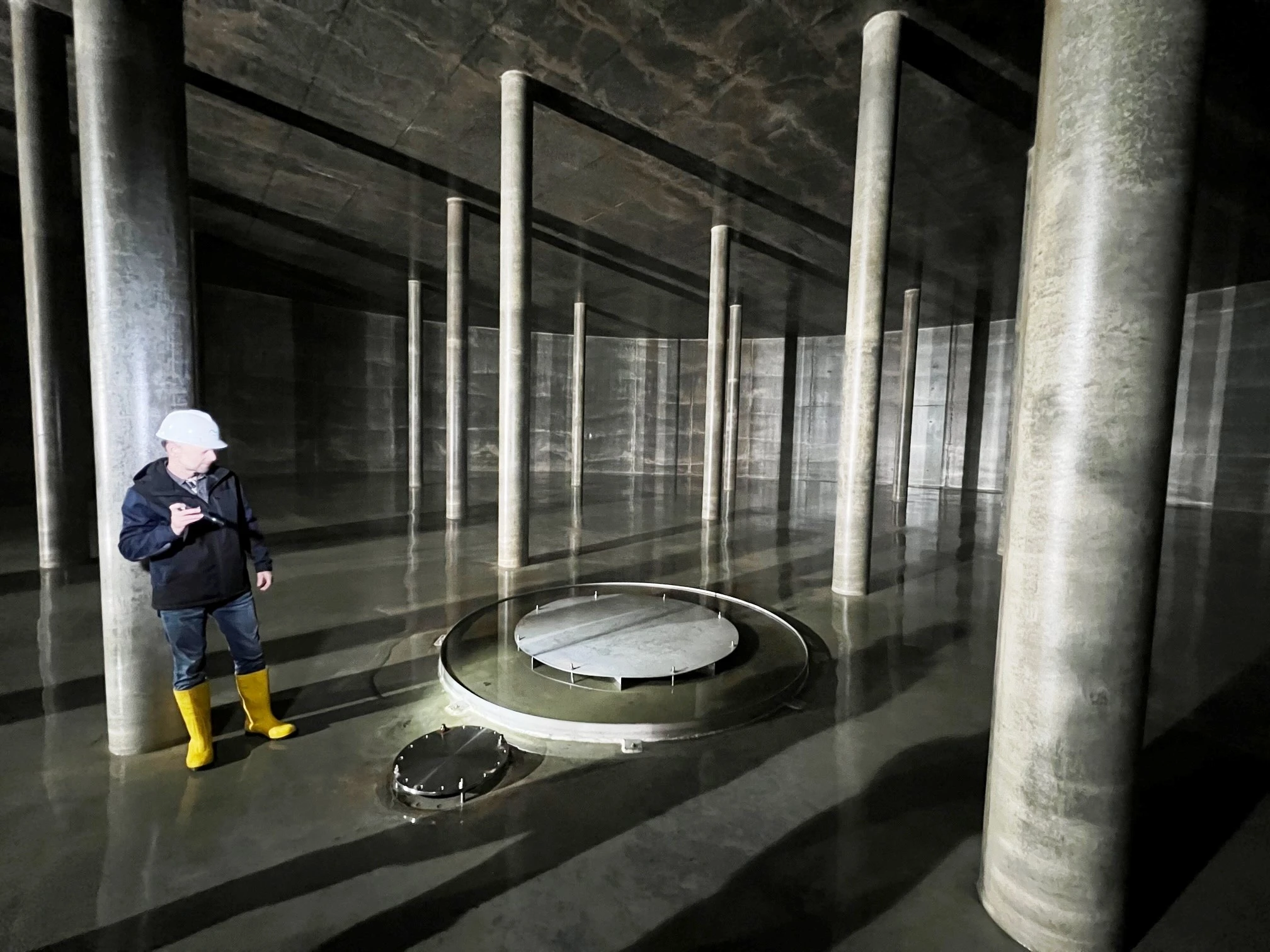 Mitarbeiter im Trinkwasserspeicher