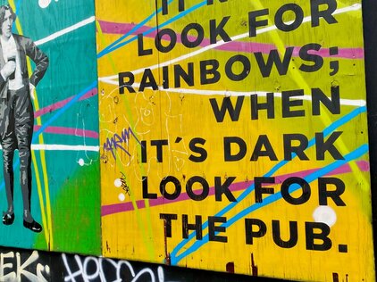 Foto einer Wand mit Graffiti.