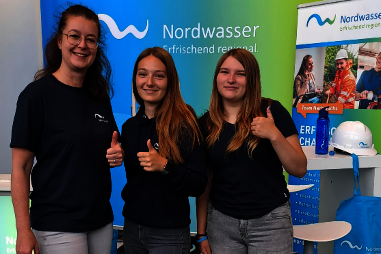 Drei Frauen vor dem Nordwasser-Stand.