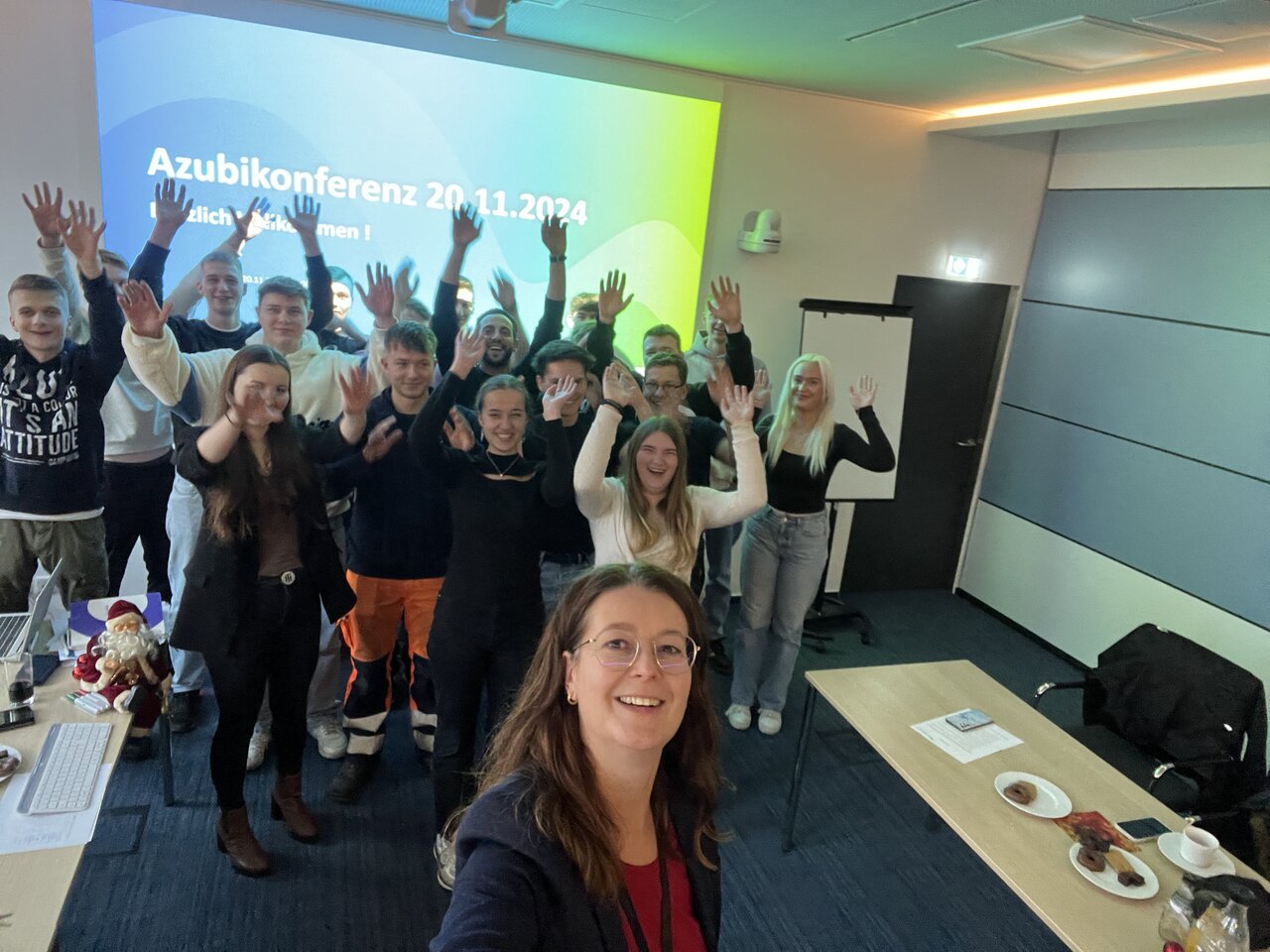 Mandy Tschirner macht Selfie mit Azubis
