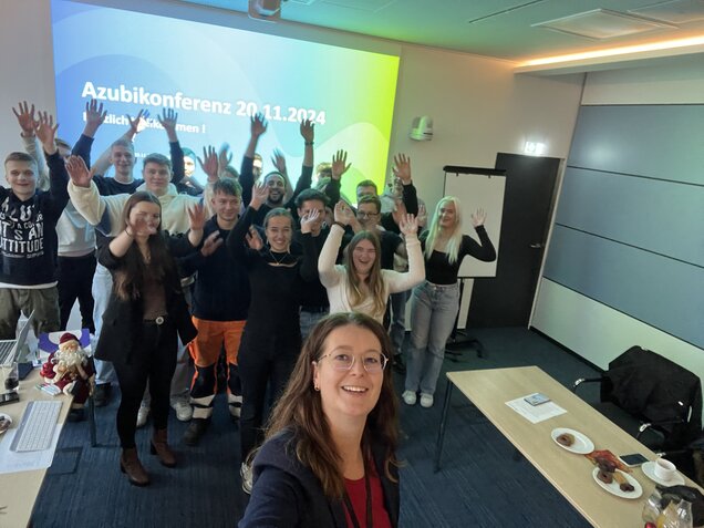 Mandy Tschirner macht Selfie mit Azubis