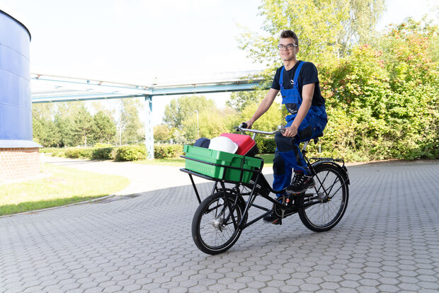 Mitarbeiter auf einem Fahrrad