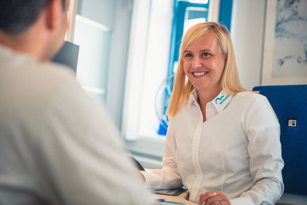 Mitarbeiterin im Kundengespräch