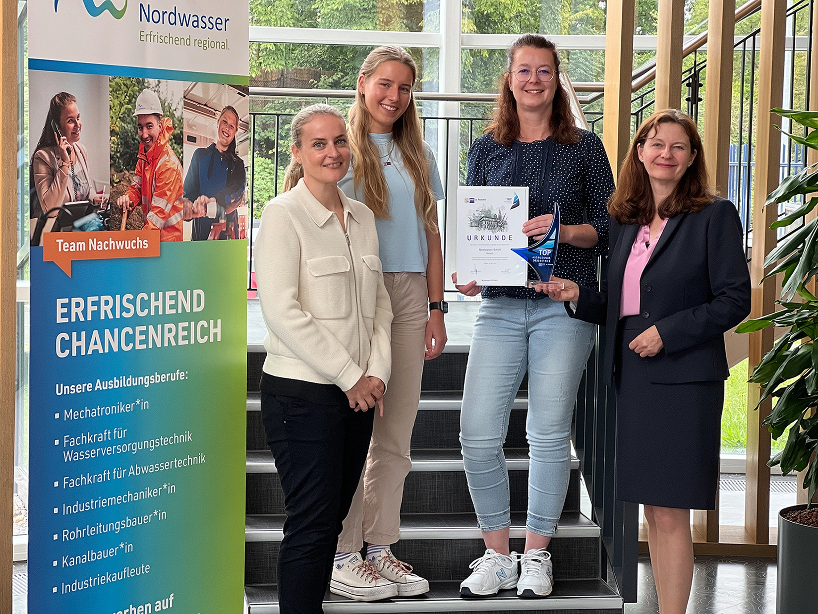 Gruppenfoto Azubis mit Geschäftsführerin und Ausbildungsbeauftragte