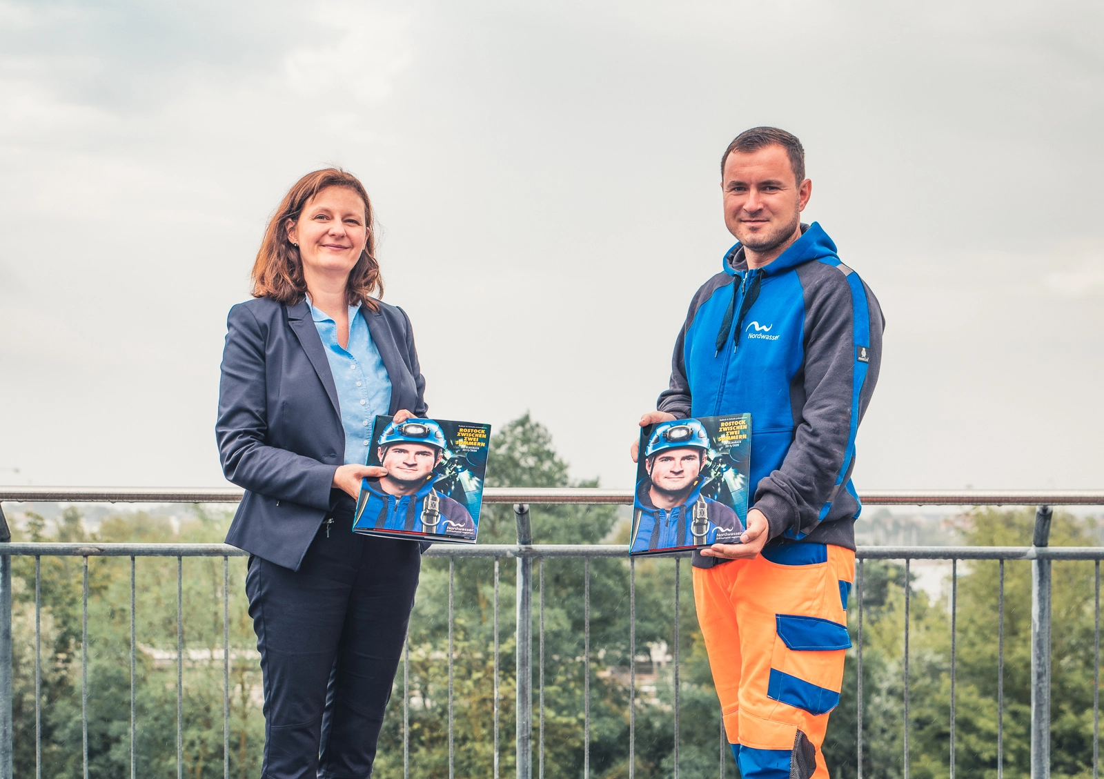 2 Personen halten den Almanach