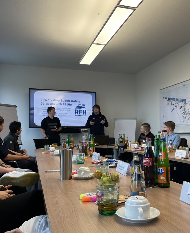 Azubis halten Präsentation