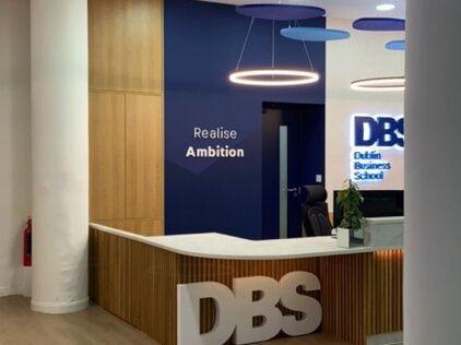 Foto einer Rezeption der Dublin Business School.