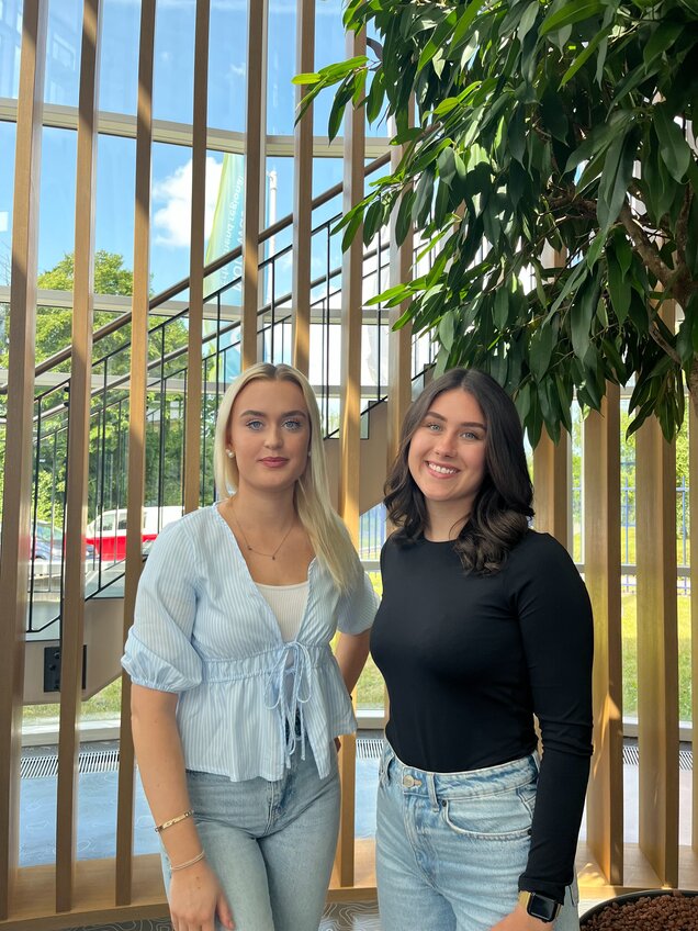 Azubis Lena Laatsch und Pauline Aßmann