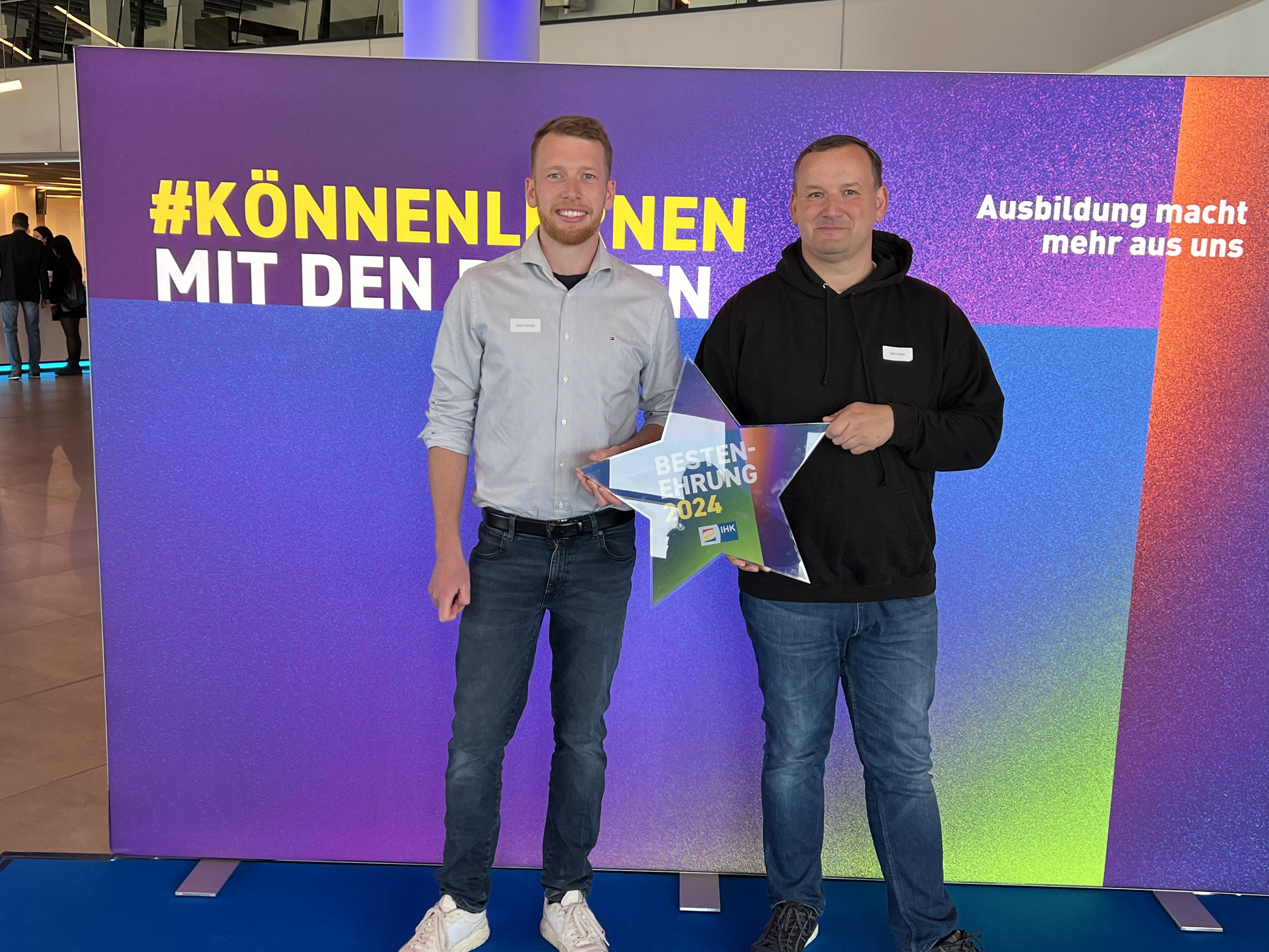 2 Azubis bei der Bestenehrung in der Stadthalle