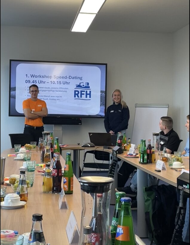 Azubis halten Präsentation