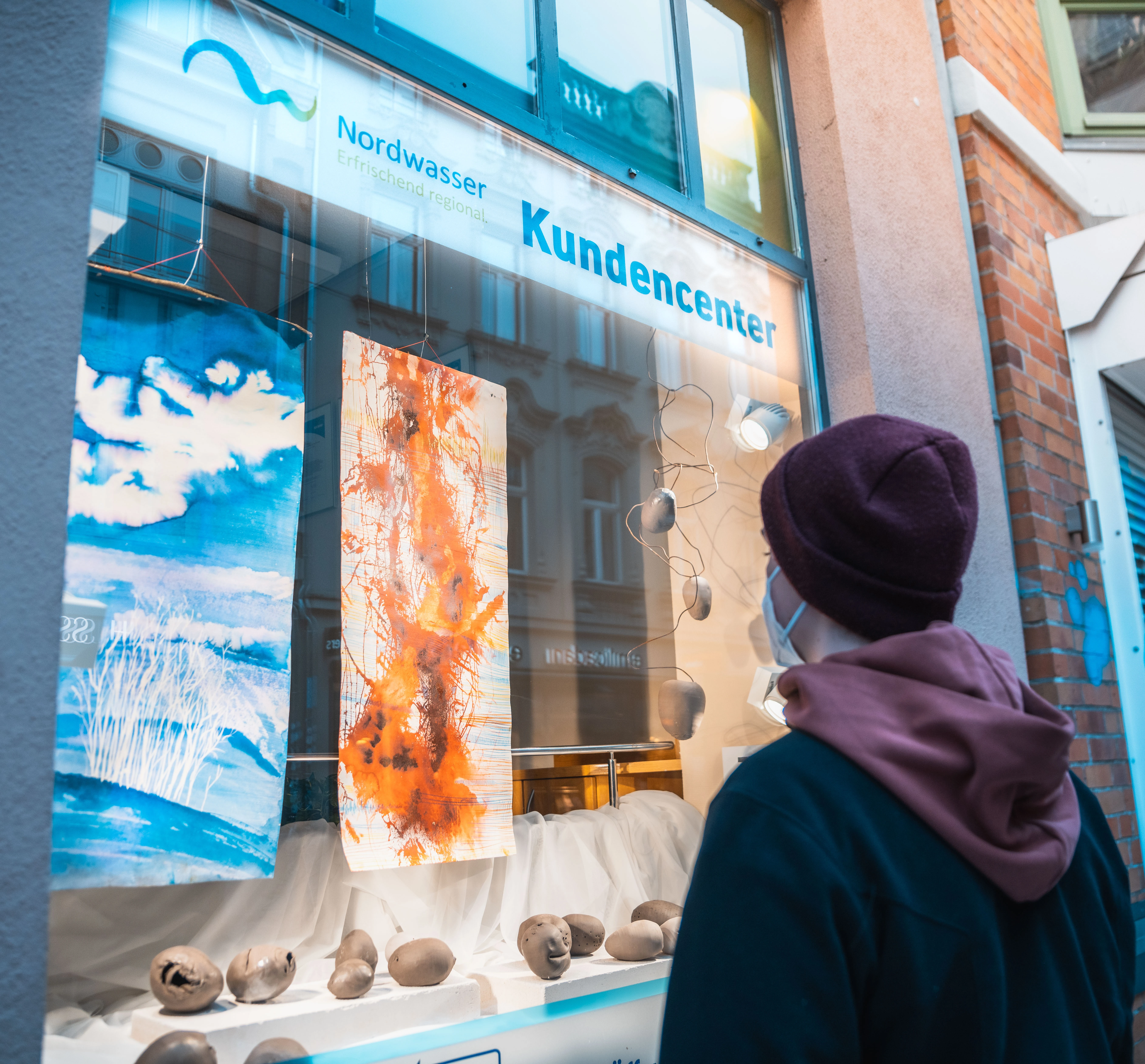 Schaufenster mit Kunst im Haus der Stadtwerke