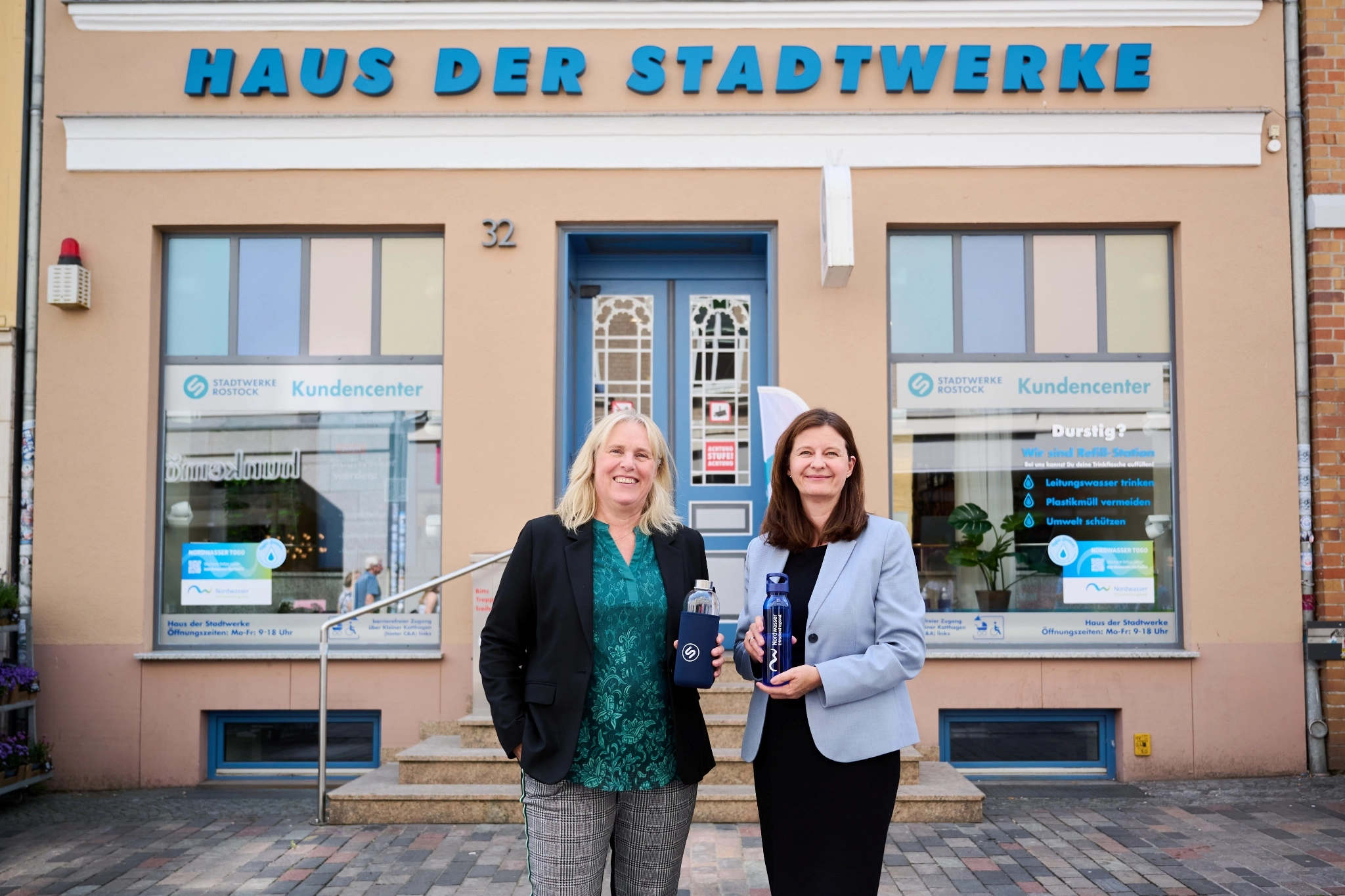 Heike Witzel und Michaela Link vor dem Haus der Stadtwerke