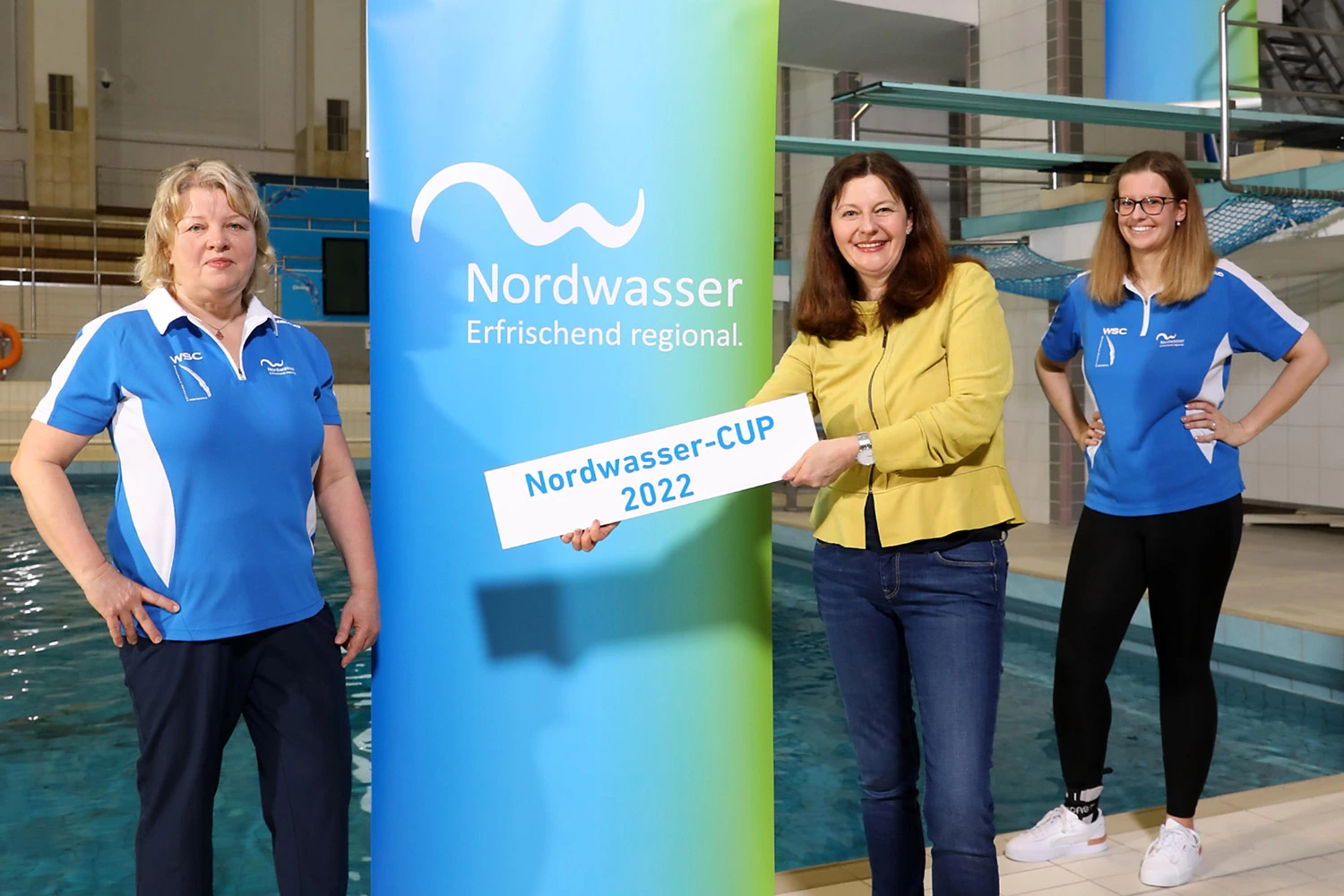 Frau Link in der Neptunschwimmhalle mit 2 Mitgliedern aus dem WSC
