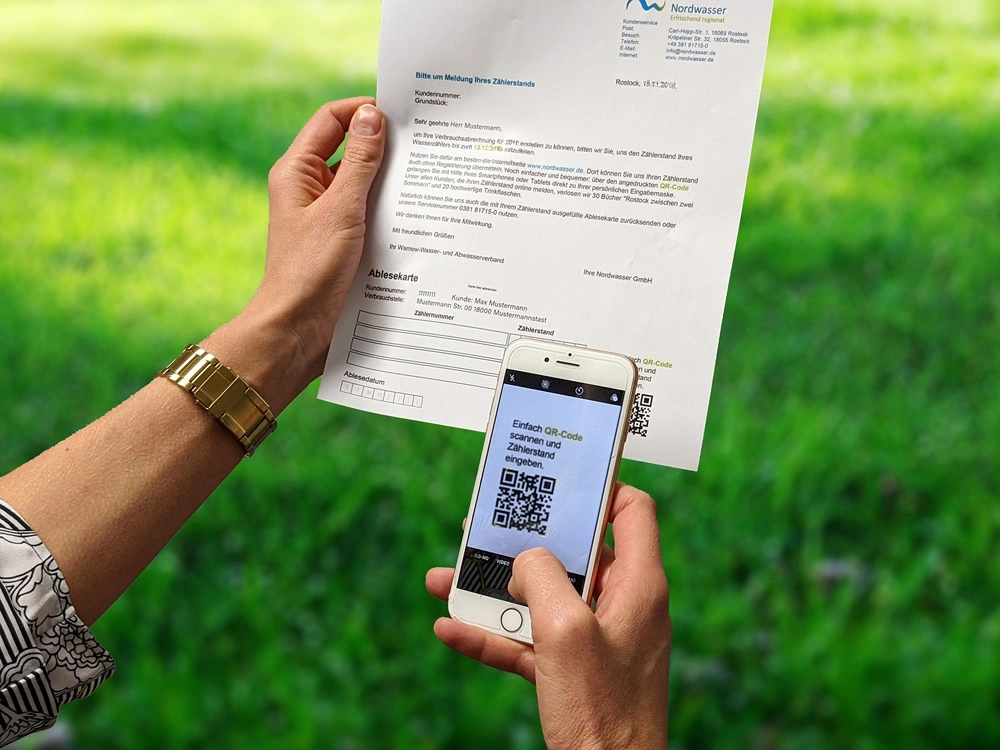 QR-Code auf Bescheid wird gescannt