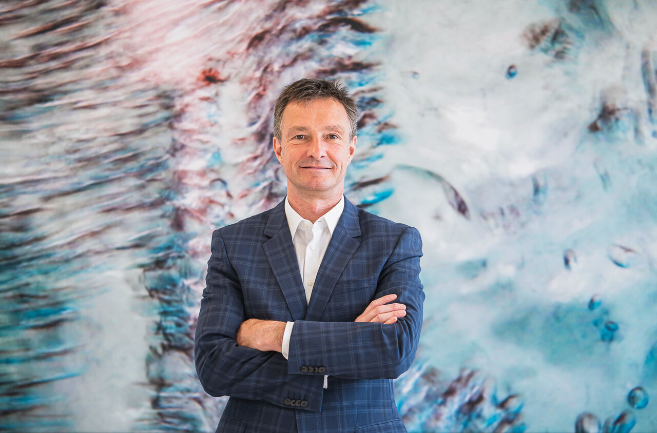 Ulf Altmann, Mann mit kurzen dunklen Haaren. Er trägt ein dunkelblau kariertes Sakko und ein weißes Hemd. Er blickt freundlich in die Kamera.