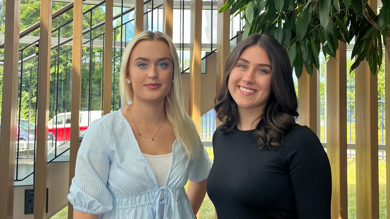 Azubis Lena Laatsch und Pauline Aßmann