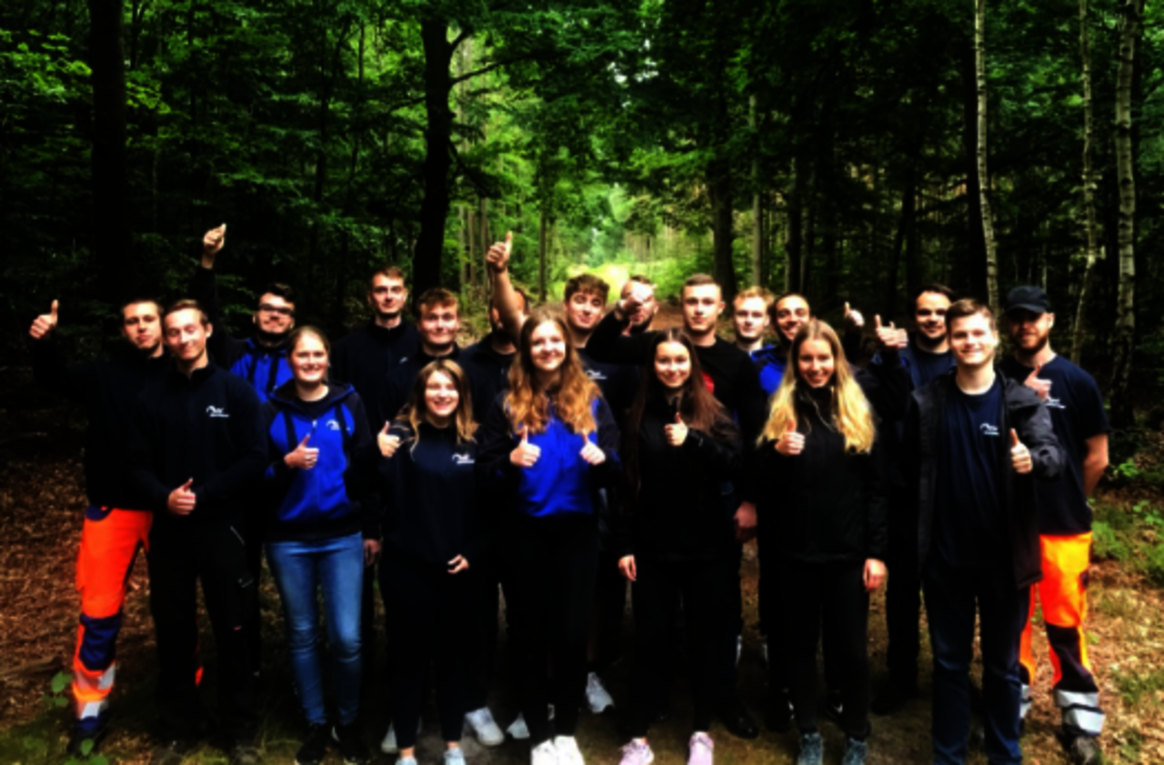 Gruppenfoto von den Azubis im Wald.