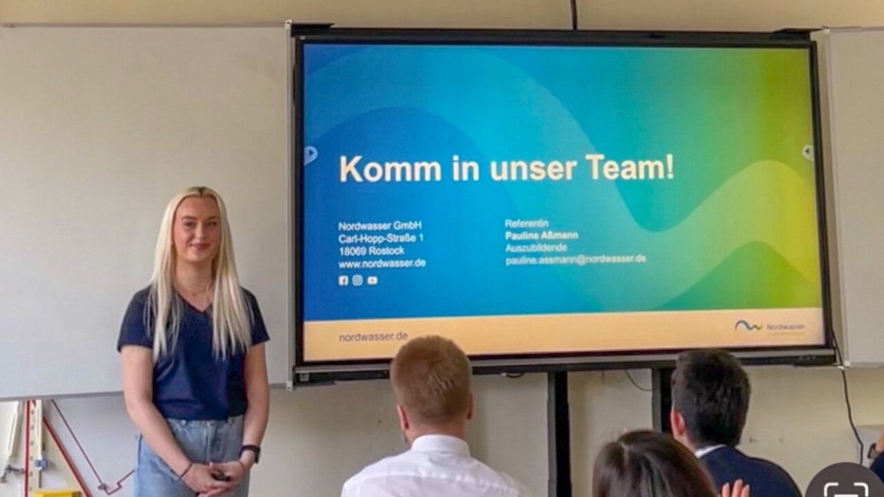 Pauline hält eine Präsentation an der Schule