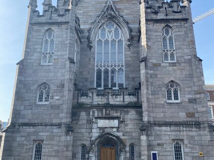 Ein Foto einer hellgrauen, gothischen Kirche. 