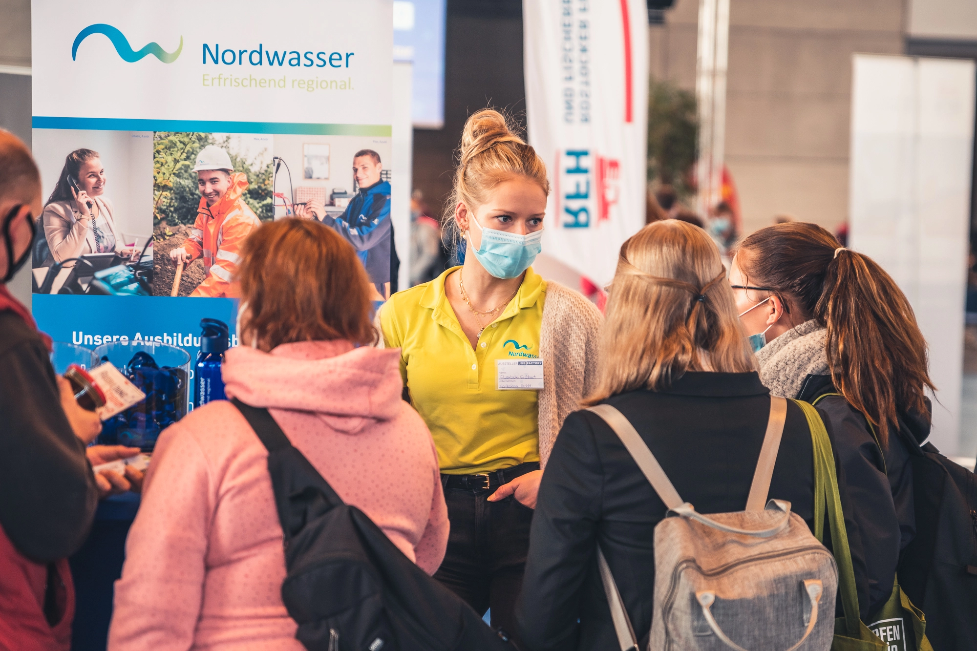 Personengruppe und Azubi auf der Jobfactory